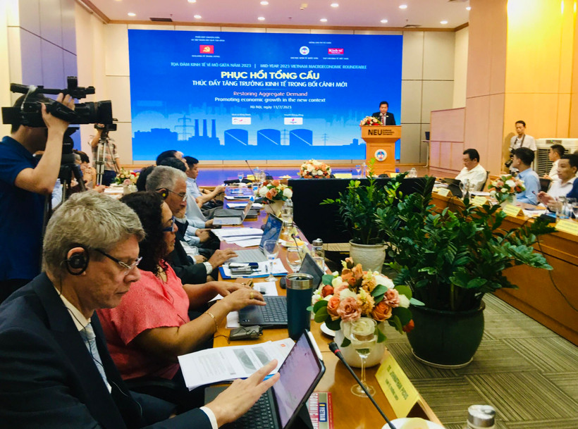 Tọa đàm Kinh tế vĩ mô 6 tháng đầu năm 2023 với chủ đề “Phục hồi tổng cầu, thúc đẩy tăng trưởng trong bối cảnh mới,” do Trường Đại học Kinh tế Quốc dân và Tạp chí Kinh tế Việt Nam đồng chủ trì tổ chức, ngày 11/7.(Ảnh: Hạnh Nguyễn/Vietnam+)