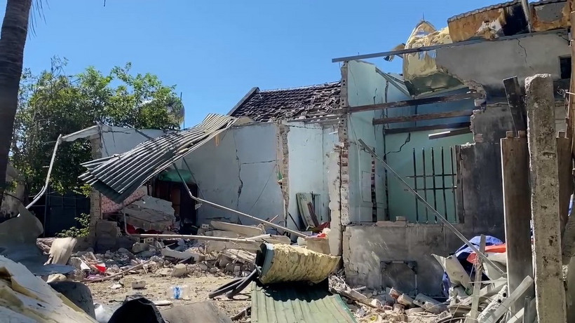 Hiện trường vụ nổ tại nhà ông H.V.Q. ở xã Tam Hợp, huyện Quỳ Hợp (Nghệ An). (Ảnh: TTXVN phát)