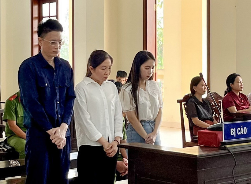 Các bị cáo Trần Tiến Lực, Phạm Ngọc Thùy và Đỗ Thị Yến Phương (từ trái qua) tại phiên tòa sơ thẩm. (Ảnh: Thanh Liêm/TTXVN)