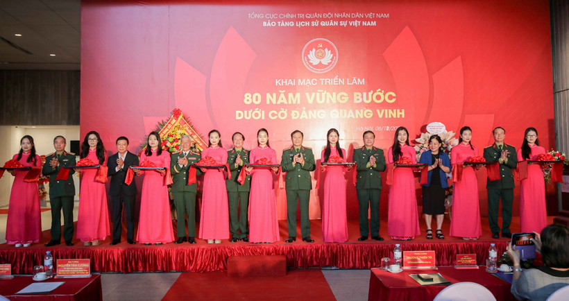 Đại biểu thực hiện nghi thức cắt băng khai mạc triển lãm. (Ảnh: TTXVN phát)