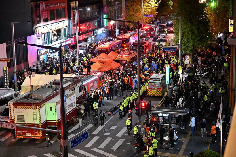 Hiện trường vụ giẫm đạp tại khu phố Itaewon ở Seoul, Hàn Quốc ngày 30/10/2022. (Ảnh: AFP/TTXVN)