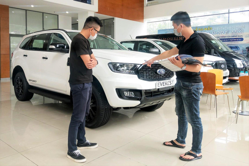 Đại lý xe nhộn nhịp trong những ngày áp dụng chính sách giảm 50% lệ phí trước bạ đối với xe lắp ráp. (Ảnh: PV/Vietnam+)