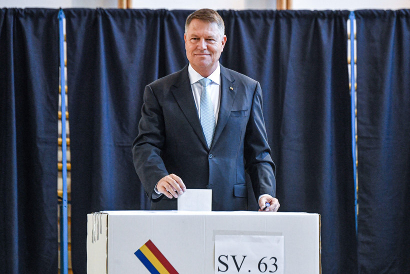 Tổng thống Romania Klaus Iohannis bỏ phiếu tại một địa điểm bầu cử ở Bucharest, Romania, ngày 10/11/2019. (Ảnh: AFP/TTXVN)