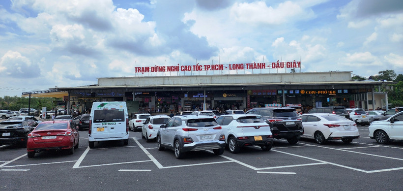 Trạm dừng nghỉ trên tuyến cao tốc Thành phố Hồ Chí Minh-Long Thành-Dầu Giây có rất đông người dân lựa chọn làm điểm dừng chân, nghỉ ngơi. (Ảnh: Việt Hùng/Vietnam+)
