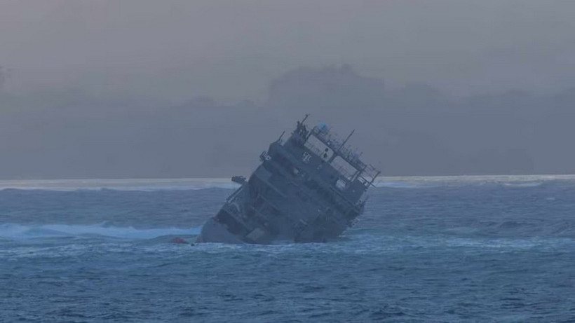Tàu HMNZS Manawanui bị đắm ngoài khơi bờ biển phía nam Upolu khi đang tiến hành khảo sát rạn san hô. (Nguồn: ABC)