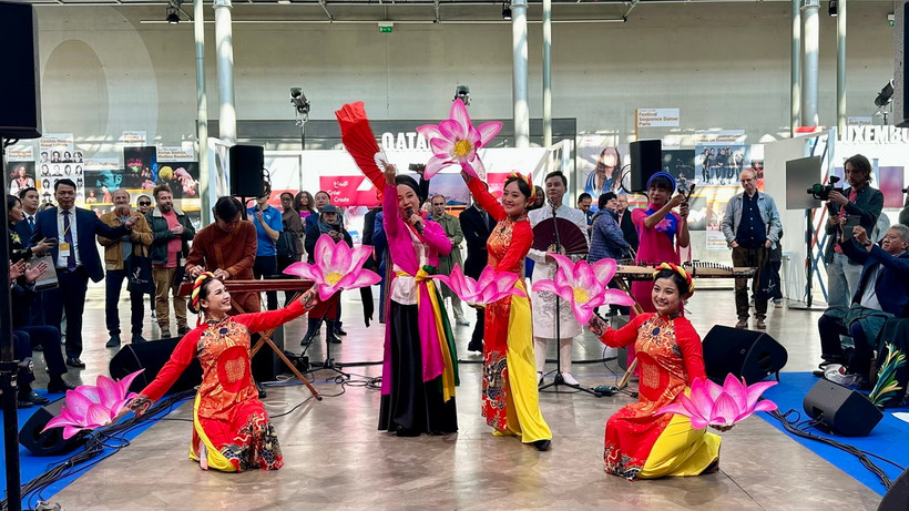 Các làn điệu dân ca và chèo Việt Nam thu hút khán giả các nước tham dự hội nghị. (Ảnh: Thu Hà/TTXVN)