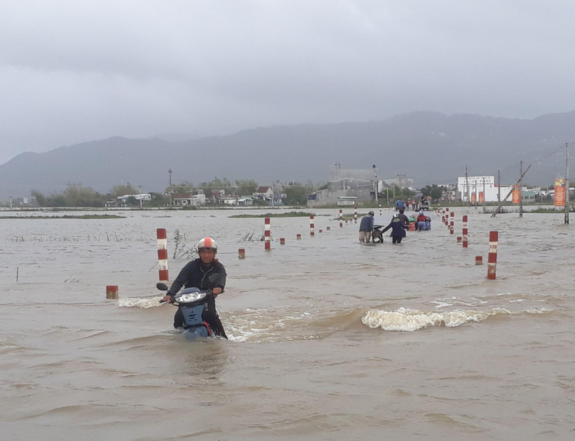 Tuyến đường từ xã Cát Tiến, huyện Phù Cát đi xã Phước Thắng, huyện Tuy Phước, Bình Định bị ngập sâu từ đêm qua. (Ảnh: Tường Quân/TTXVN)
