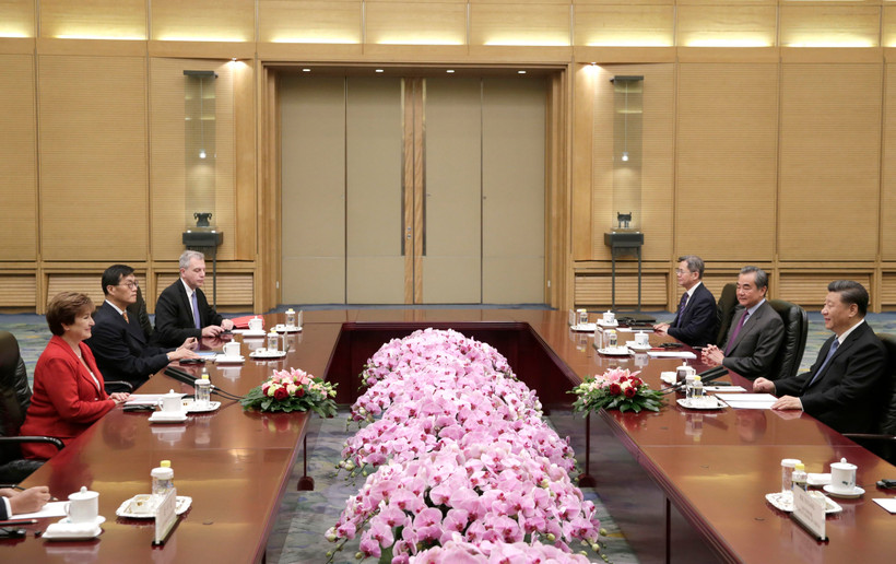 Tổng Giám đốc IMF Kristalina Georgieva (trái) và Chủ tịch Trung Quốc Tập Cận Bình (phải) tại cuộc gặp ở Bắc Kinh ngày 22/11/2019. (Ảnh: AFP/TTXVN)