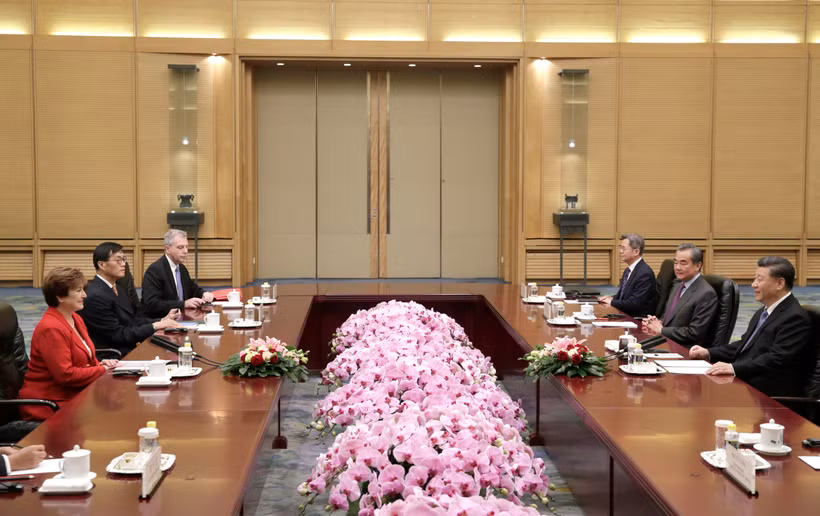 Tổng Giám đốc IMF Kristalina Georgieva (trái) và Chủ tịch Trung Quốc Tập Cận Bình (phải) tại cuộc gặp ở Bắc Kinh ngày 22/11/2019. (Ảnh: AFP/TTXVN)