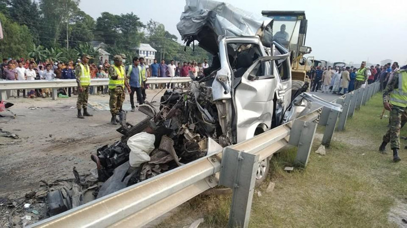 Hiện trường vụ tai nạn tại địa phận Munshiganj, cách thủ đô Dhaka của Bangladesh 27km về phía Nam ngày 22/11/2019. (Ảnh: The Daily Star/TTXVN)