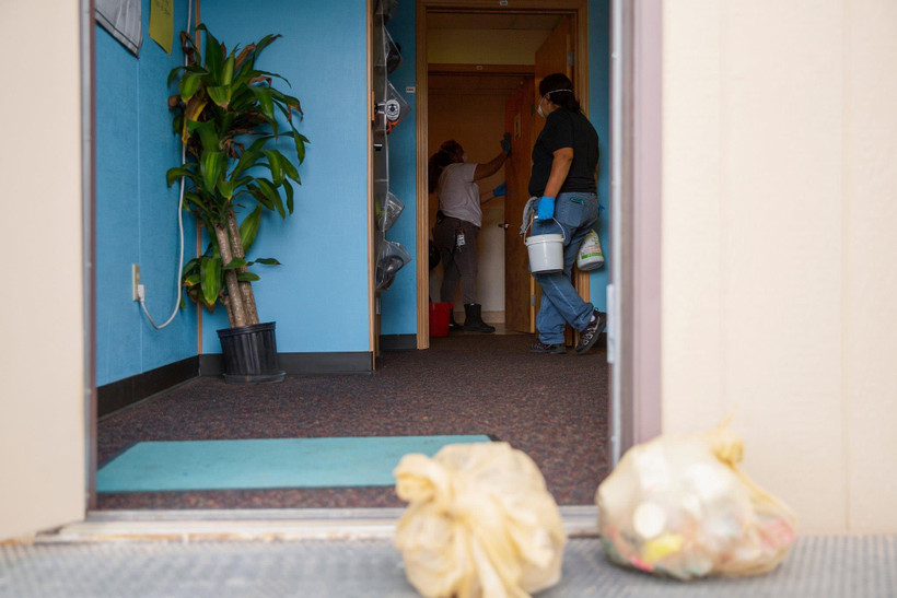 Khử trùng một lớp học ở Grand Junction, Colo. (Nguồn: nytimes.com)