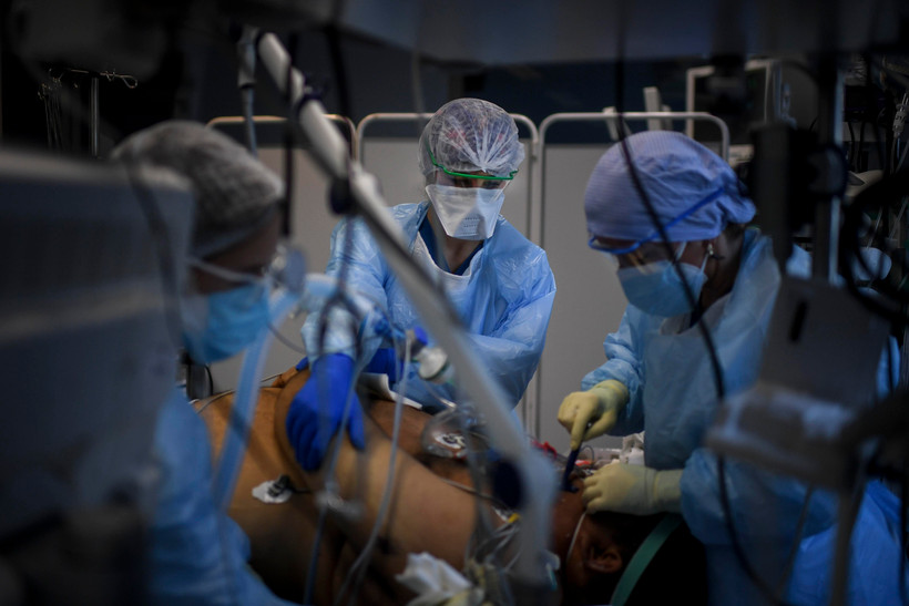 Nhân viên y tế điều trị cho bệnh nhân nhiễm COVID-19 tại bệnh viện Sao Joao, Bồ Đào Nha. (Ảnh: AFP/TTXVN)