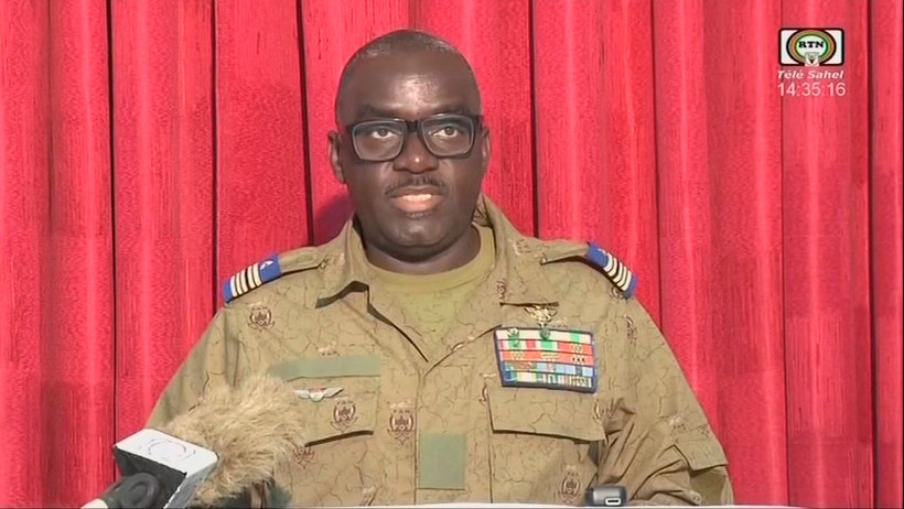 Người phát ngôn của chính quyền quân sự Niger, Đại tá Amadou Abdramane, đọc thông báo trên truyền hình quốc gia, ngày 9/8/2023. (Ảnh: AFP/TTXVN)