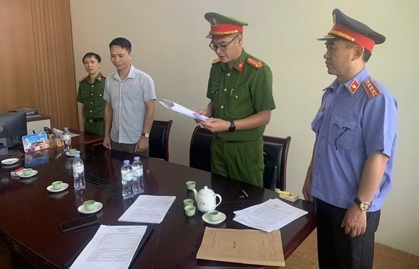 Thi hành Lệnh khám xét nơi làm việc đối với bị can Phạm Văn Hồng. (Ảnh: Viện Kiểm sát Nhân dân tỉnh Thanh Hóa/TTXVN phát)