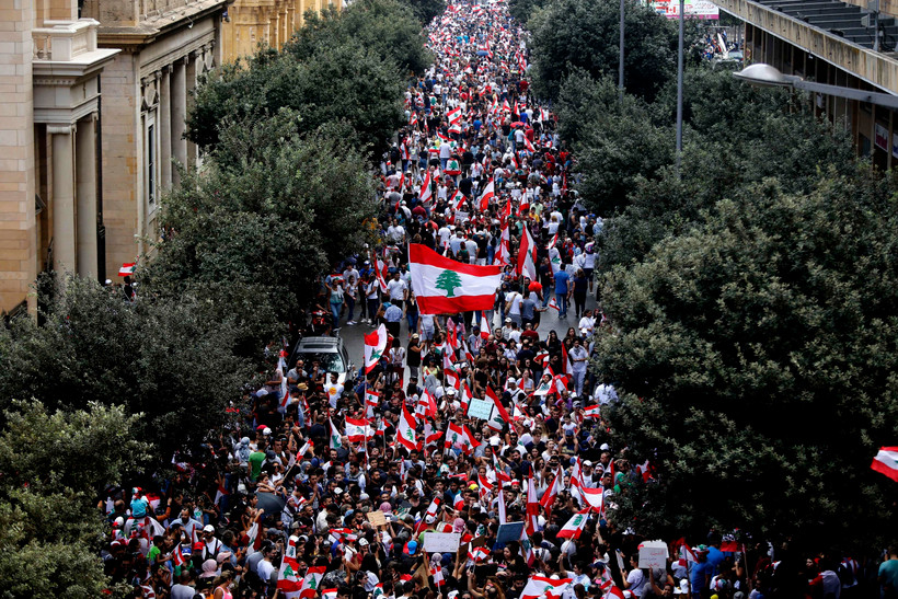 Biểu tình quy mô lớn phản đối tình trạng kinh tế khó khăn tại thủ đô Beirut, Liban ngày 20/10/2019. (Ảnh: THX/TTXVN)