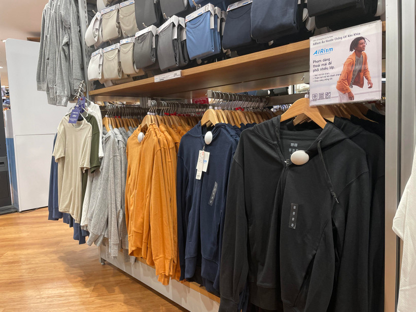 Các mẫu áo chống nắng với đa dạng màu sắc, chất liệu và kiểu dáng được bày bán tại nhiều cửa hàng thời trang, trung tâm mua sắm. (Ảnh: M.H/Vietnam+)