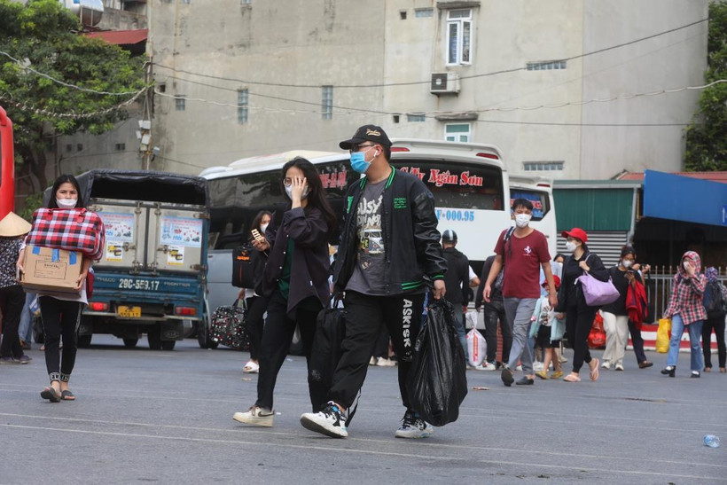 Người dân lĩnh kỉnh đồ đạc trở về Thủ đô trong ngày cuối nghỉ lễ 30/4-1/5. (Ảnh: Việt Hùng/Vietnam+)