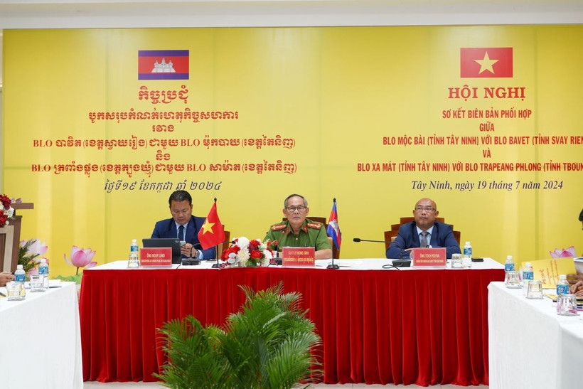 Lãnh đạo Văn phòng liên lạc qua biên giới (BLO) Mộc Bài, Xa Mát, tỉnh Tây Ninh, Việt Nam và Văn phòng BLO Bavet (tỉnh Svay Rieng), Văn phòng BLO Trapeang Phlong (tỉnh Tboung Khmum) thuộc Vương quốc Campuchia chủ trì hội nghị. (Ảnh: TTXVN phát)
