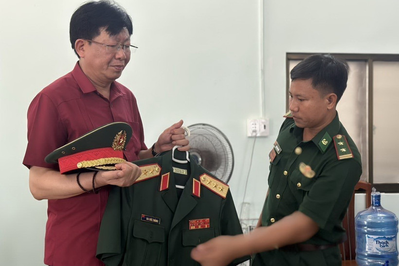 Đối tượng Bùi Đức Thăng (trái) cùng với bộ quân phục và quân hàm Thượng tướng. (Ảnh: TTXVN phát)