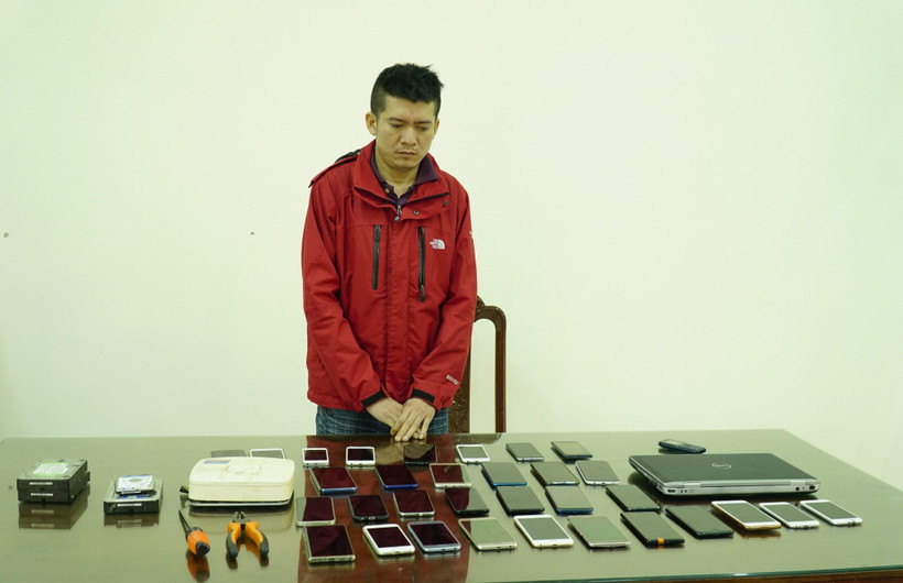 Đối tượng Nguyễn Văn Nam và tang vật tại cơ quan điều tra. (Ảnh: Xuân Tư/TTXVN)
