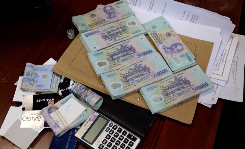 Tang vật một vụ án đánh bạc do lực lượng công an tỉnh Quảng Bình triệt phá. (Ảnh: Đức Thọ/TTXVN)