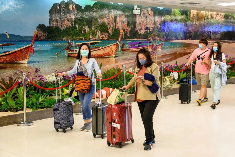 Khách du lịch tại sân bay Phuket, Thái Lan. (Ảnh: AFP/TTXVN)