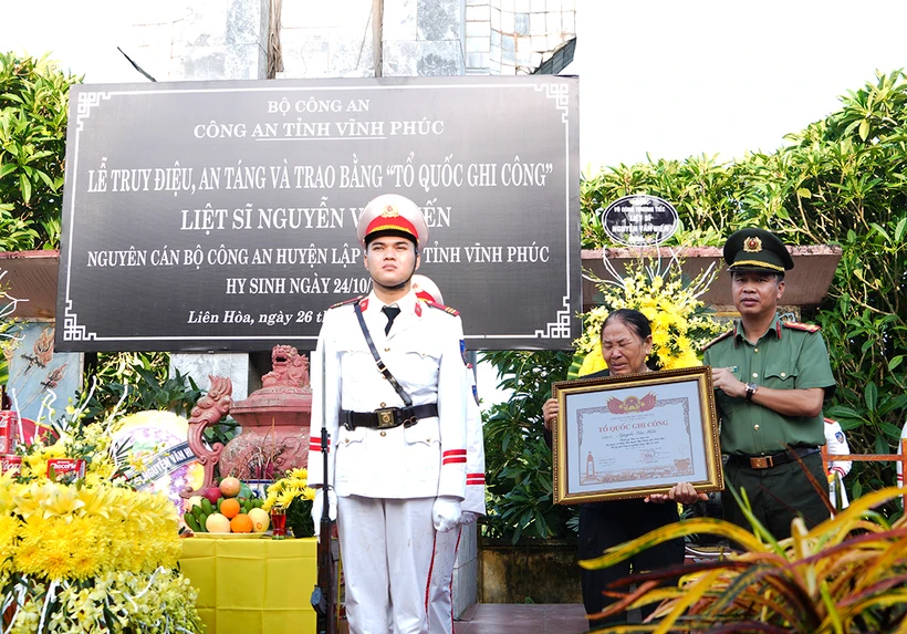 Đại tá Nguyễn Văn Công, Phó Giám đốc Công an tỉnh trao Bằng “Tổ quốc ghi công” cho đại diện gia đình liệt sĩ Nguyễn Văn Hiến. (Nguồn: Báo Vĩnh Phúc)