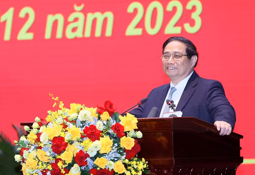 Thủ tướng Phạm Minh Chính chúc mừng cán bộ, giảng viên Học viện Quốc phòng. (Ảnh: Dương Giang/TTXVN)