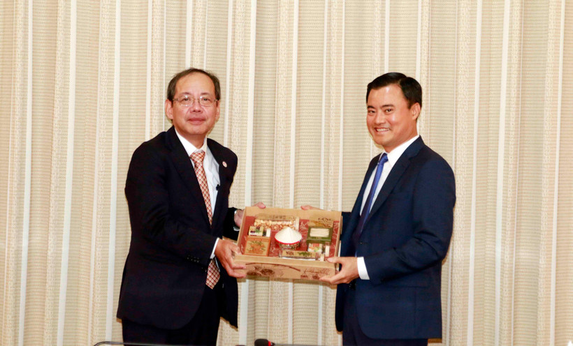 Ông Bùi Xuân Cường (phải), Phó Chủ tịch UBND Thành phố Hồ Chí Minh tiếp ông Uehara Atsushi (trái), Thứ trưởng Bộ Đất đai, Hạ tầng giao thông và Du lịch Nhật Bản. (Ảnh: Xuân Khu/TTXVN)
