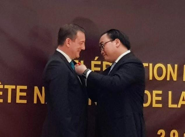 Bí thư Thành ủy Hà Nội Hoàng Trung Hải (bên phải) trao Huân chương Hữu nghị của Chủ tịch nước tặng Đại sứ Pháp tại Việt Nam Bertrand Lortholary. (Ảnh: Linh Hương/TTXVN)