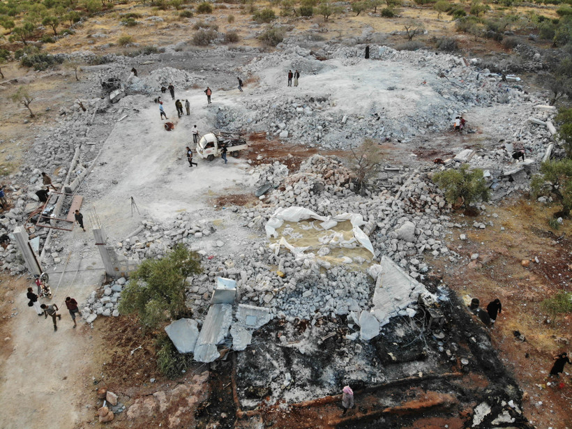 Hiện trường khu vực bị oanh kích gần làng Barisha, tỉnh Idlib, miền Tây Bắc Syria, nơi "một nhóm có liên hệ với IS đồn trú, ngày 27/10. (Ảnh: AFP/TTXVN)