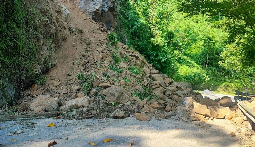 Đất đá sạt lở xuống lòng đường tại Km127+700, Quốc lộ 4D, đoạn thuộc xã Cốc San, thành phố Lào Cai. (Ảnh: Quốc Khánh/TTXVN)