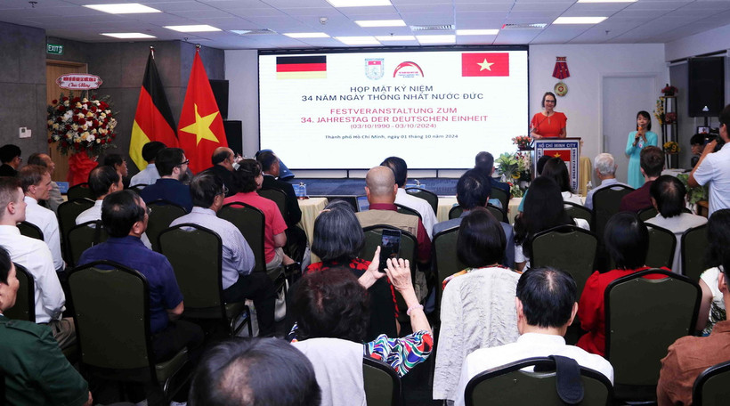 Quang cảnh buổi họp mặt kỷ niệm 34 năm Ngày thống nhất nước Đức. (Ảnh: Xuân Khu/TTXVN)