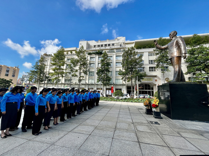 Đoàn Đại biểu công nhân lao động Thành phố Hồ Chí Minh dành một phút mặc niệm tưởng nhớ Chủ tịch Hồ Chí Minh tại Công viên tượng đài Bác Hồ (Phố đi bộ Nguyễn Huệ, Quận 1, Thành phố Hồ Chí Minh). (Ảnh: Thanh Vũ/TTXVN)