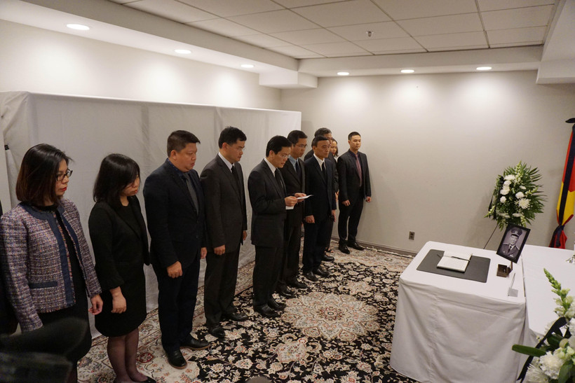 Thay mặt toàn thể cán bộ, nhân viên Đại sứ quán và các cơ quan bên cạnh, Đại sứ Hà Kim Ngọc đã xúc động và thành kính đọc lời tưởng niệm nguyên Chủ tịch nước Lê Đức Anh. (Ảnh: Đại Thắng/TTXVN)