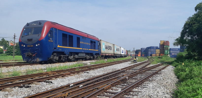 Một đoàn tàu chuyên chở hàng hóa container đang chạy trên tuyến đường sắt Quốc gia. (Ảnh: PV/Vietnam+)