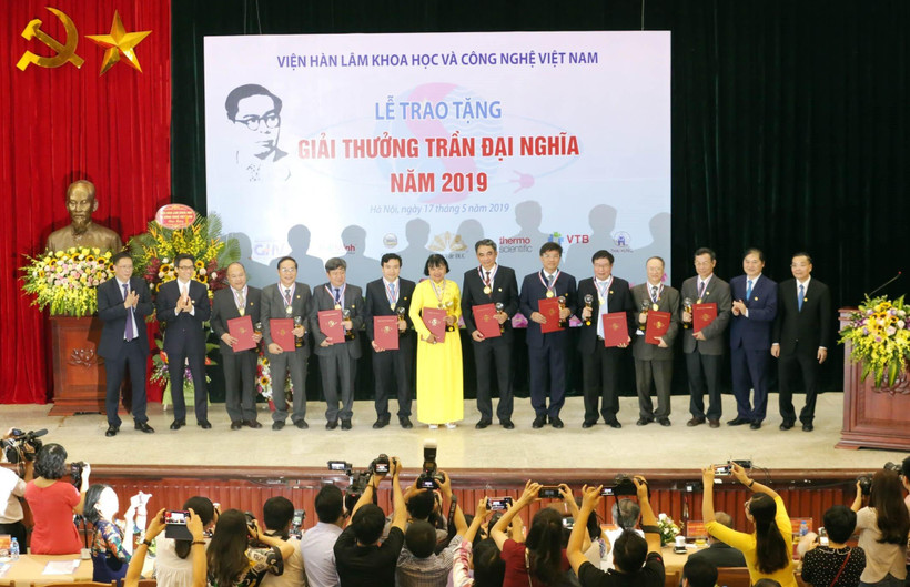 Các nhà khoa học nhận Giải thưởng Trần Đại Nghĩa năm 2019. (Ảnh: Anh Tuấn/TTXVN)
