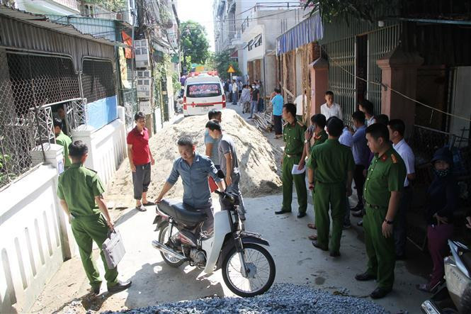 Lực lượng chức năng có mặt tại hiện trường để tra và làm rõ vụ việc. (Ảnh: Phan Quân/TTXVN)