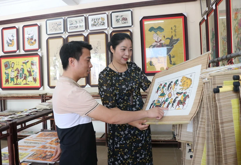 Du khách tham quan nhà trưng bày tranh dân gian Đông Hồ Nguyễn Đăng Chế. (Ảnh: Thái Hùng/TTXVN)