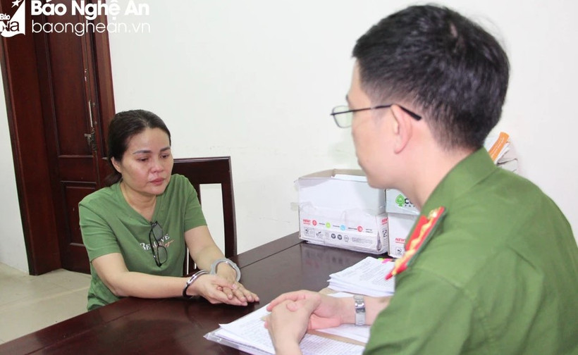 Đối tượng Trần Thị Thủy tại Cơ quan Công an. (Nguồn: Báo Nghệ An)