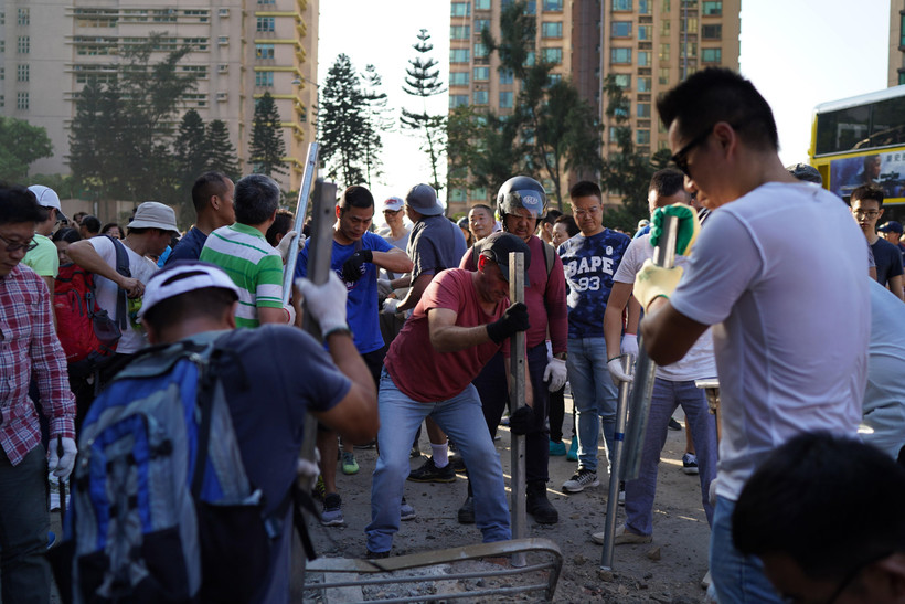 Người biểu tình phá hoại tại một tuyến phố ở Hong Kong, Trung Quốc ngày 16/11/2019. (Ảnh: THX/TTXVN)