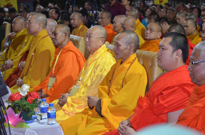 Các đại biểu tham dự Đại lễ cầu siêu tưởng niệm các anh hùng liệt sỹ Lào-Việt. (Ảnh: Phạm Kiên-Thu Phương/TTXVN)