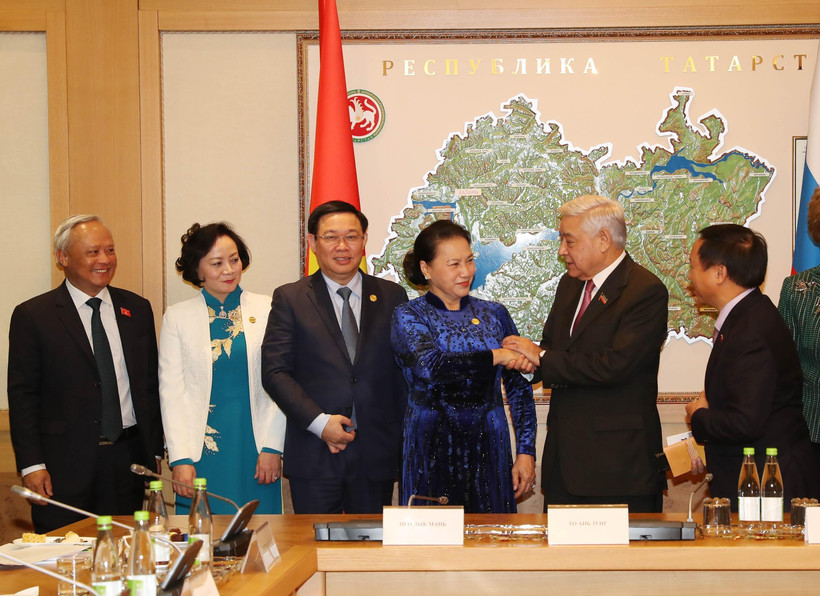 Chủ tịch Quốc hội Nguyễn Thị Kim Ngân gặp Chủ tịch Hội đồng Nhà nước (Quốc hội) Tatarstan, ngài Farid Khayrullovich Mukhametshin. (Ảnh: Trọng Đức/TTXVN)