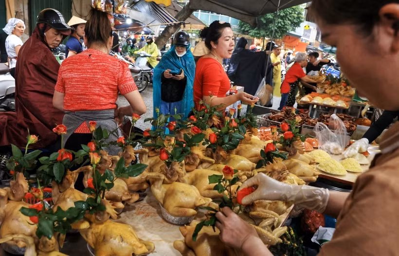 Sản phẩm gà cúng tại chợ Hàng Bè nổi tiếng vì chất lượng và mẫu mã đẹp. (Ảnh: Tuấn Anh/TTXVN)