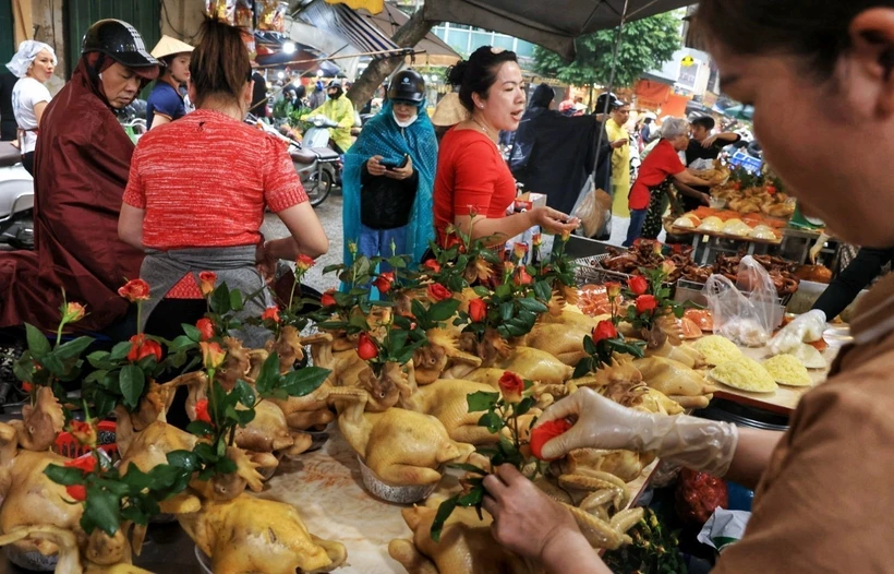 Sản phẩm gà cúng tại chợ Hàng Bè nổi tiếng vì chất lượng và mẫu mã đẹp. (Ảnh: Tuấn Anh/TTXVN)