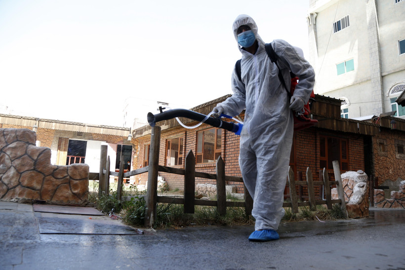 Nhân viên y tế phun thuốc khử trùng nhằm ngăn chặn sự lây lan của COVID-19 tại Sanaa, Yemen. (Ảnh: THX/TTXVN)