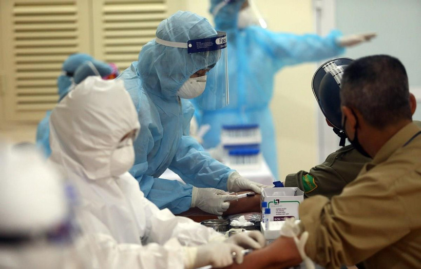 Lấy mẫu xét nghiệm bệnh COVID-19 cho người dân. (Ảnh: TTXVN)