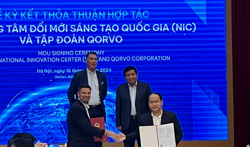 Lễ trao Biên bản ghi nhớ hợp tác (MOU) giữa NIC và Qorvo diễn ra dưới sự chứng kiến của Bộ trưởng Nguyễn Chí Dũng và ông Bob Bruggeworth, Chủ tịch Tập đoàn Qorvo. (Ảnh: Vietnam+)