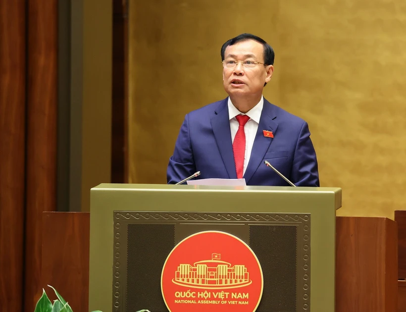 Chủ nhiệm Ủy ban Quốc phòng và An ninh của Quốc hội Lê Tấn Tới trình bày Báo cáo giải trình, tiếp thu, chỉnh lý dự thảo Luật Đường bộ. (Ảnh: Văn Điệp/TTXVN)