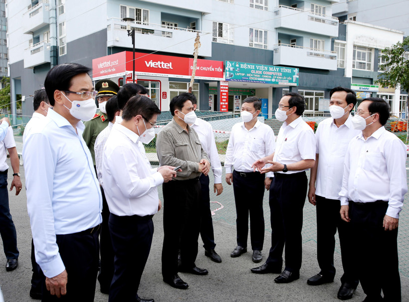 Thủ tướng Phạm Minh Chính (giữa) kiểm tra tại khu cách ly Ký túc xá Đại học quốc gia Thành phố Hồ Chí Minh. (Ảnh: Thành Chung/TTXVN)